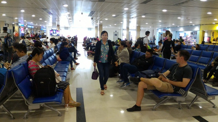 More night flights proposed to ease Tan Son Nhat congestion - 1