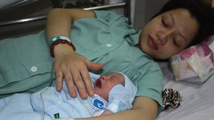 Expectant mothers warned over labour health risks - 1