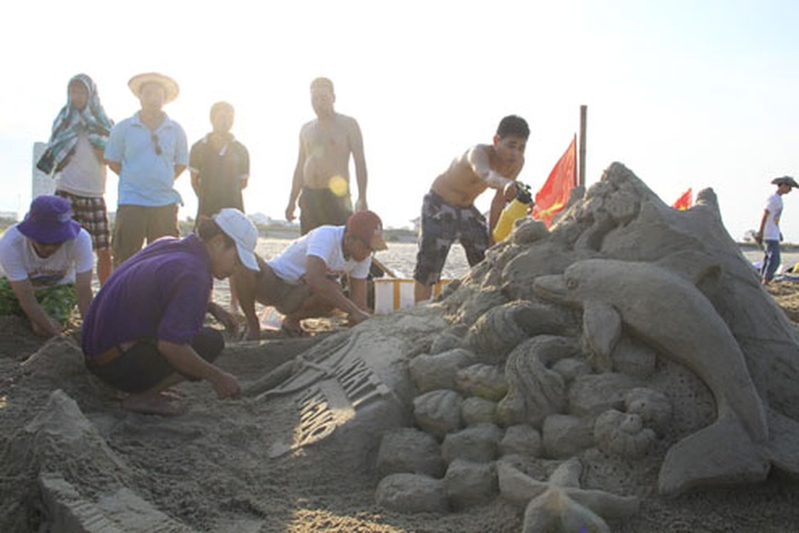 Making sand statues on My Khe Beach - 1
