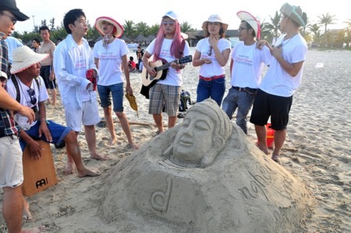 Making sand statues on My Khe Beach - 10