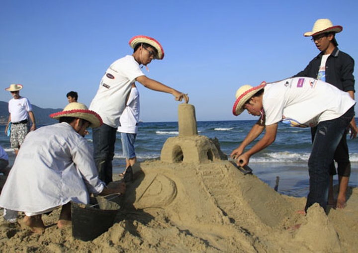 Making sand statues on My Khe Beach - 11