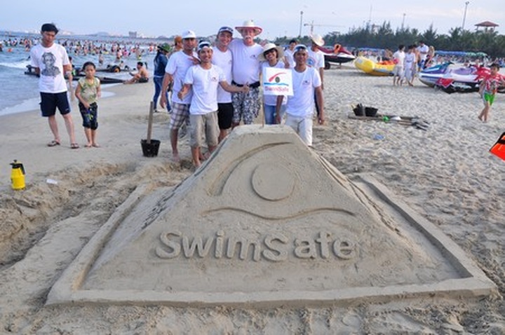 Making sand statues on My Khe Beach - 13