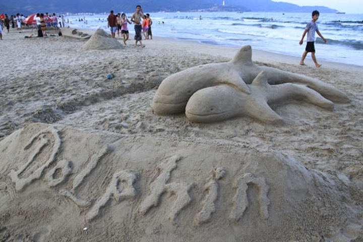 Making sand statues on My Khe Beach - 14