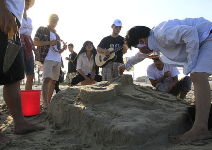 Making sand statues on My Khe Beach - 2