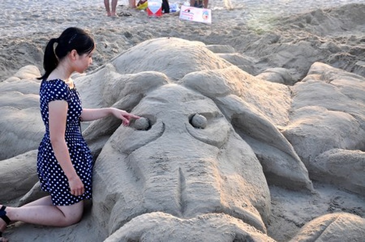 Making sand statues on My Khe Beach - 4