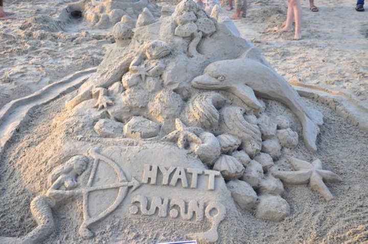 Making sand statues on My Khe Beach - 5