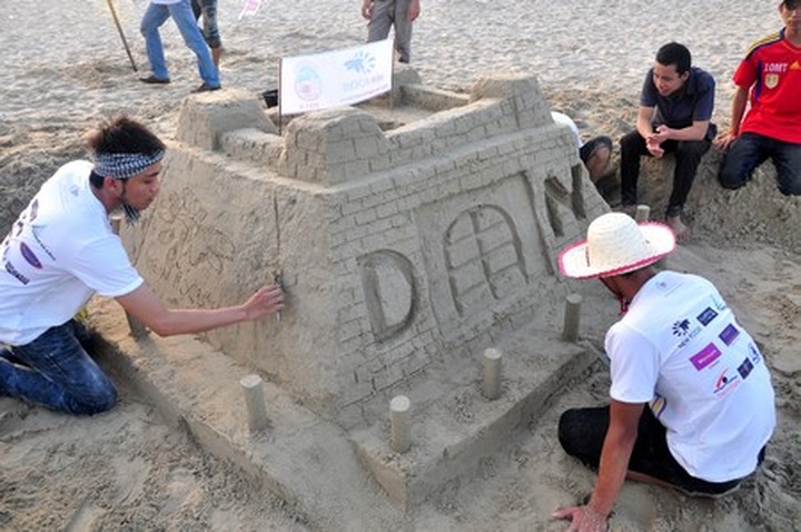 Making sand statues on My Khe Beach - 7