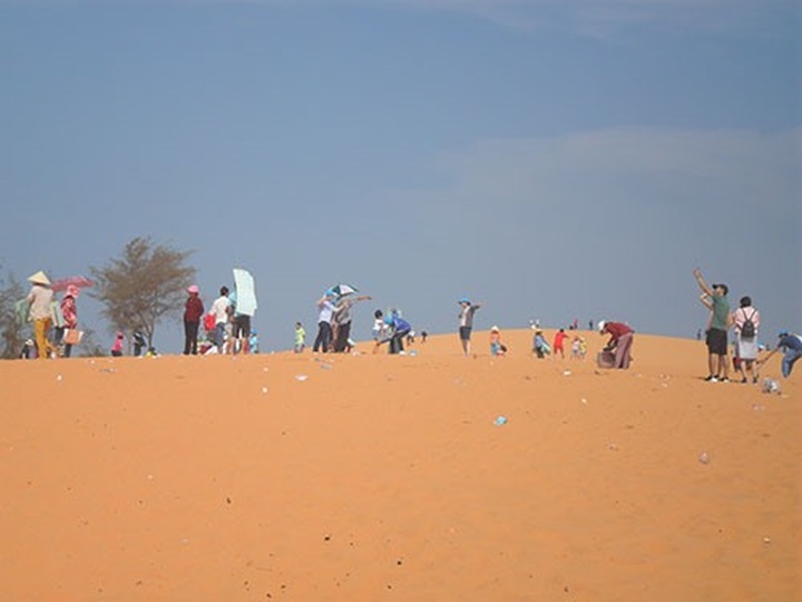Sand statue park in Binh Thuan features fairy tales - 1