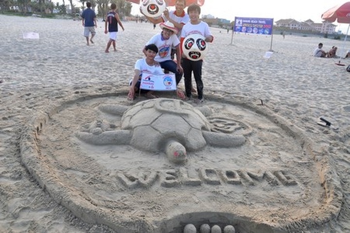 Making sand statues on My Khe Beach - 8