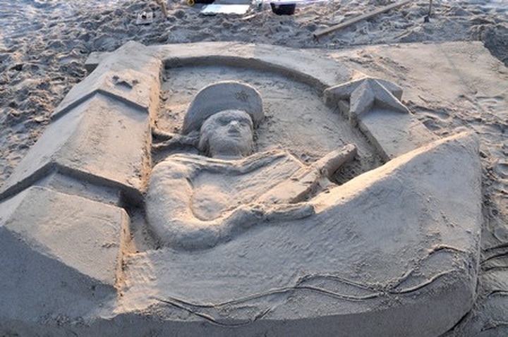 Making sand statues on My Khe Beach - 9