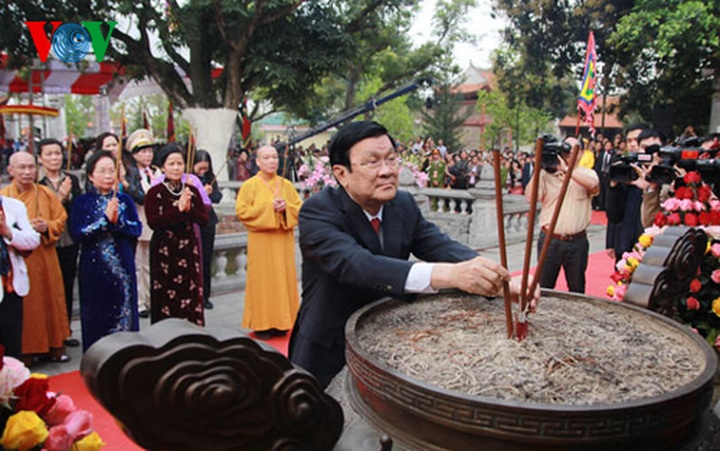 President Sang offers incense at Hung Kings Temple - 3