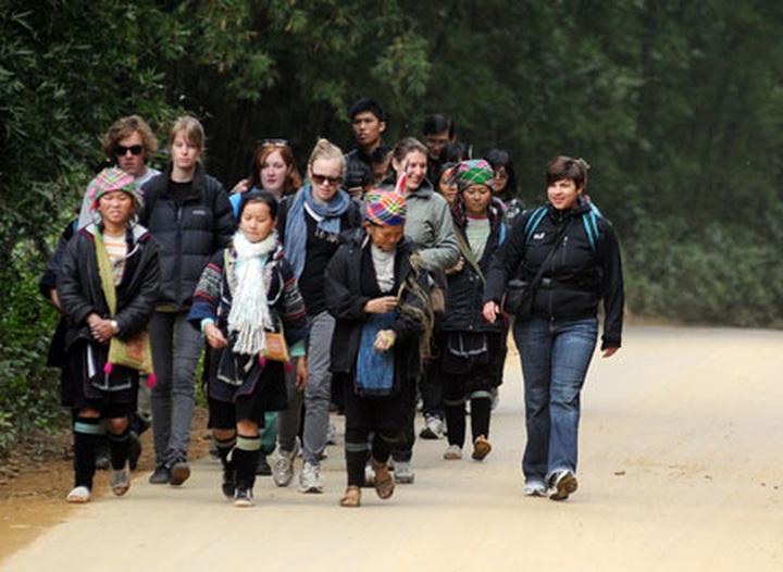 Tourists flock to Sapa to welcome Christmas in icy cold - 4