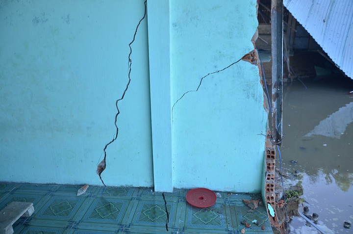 Erosion damages five houses in HCM City - 2 Erosion damages five houses in HCM City - 2