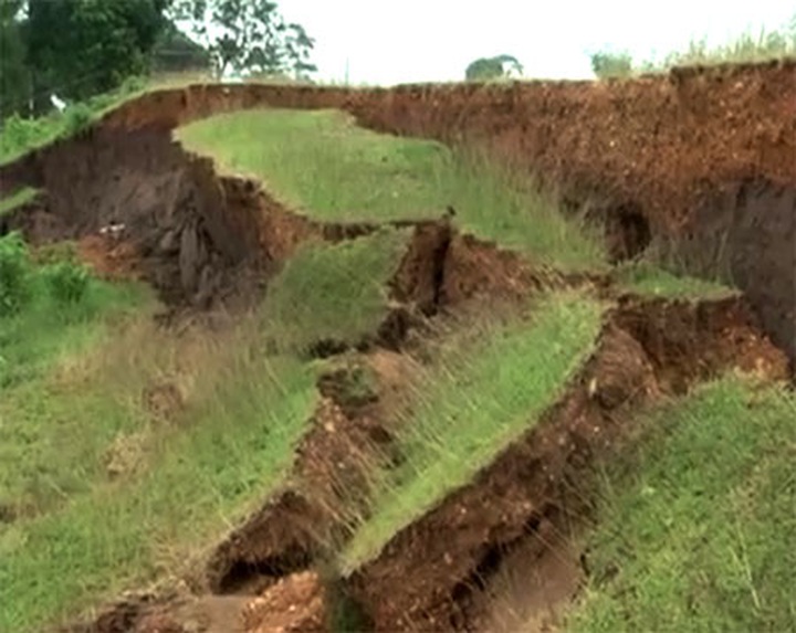 Dyke slide threatens thousands - 1 Dyke slide threatens thousands - 1