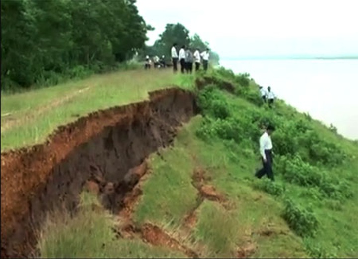 Dyke slide threatens thousands - 2 Dyke slide threatens thousands - 2