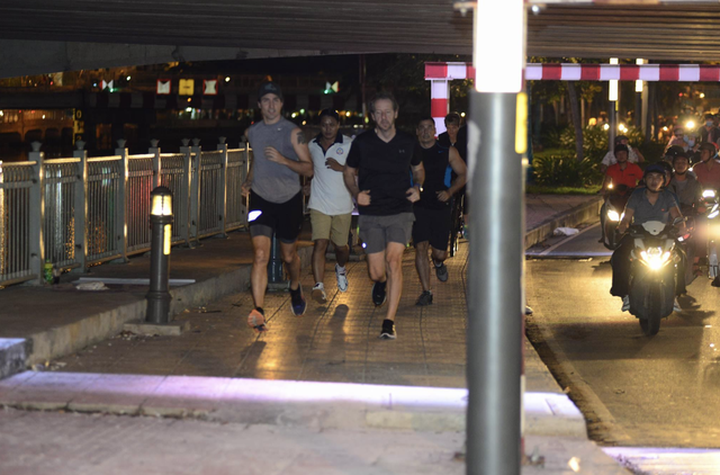 Canadian PM Justin Trudeau jogs along HCM City canal - 1