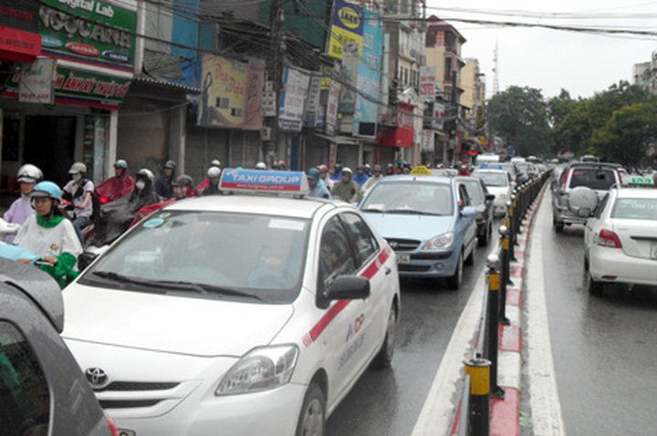 Hanoi issues taxi licensing moratorium from next year - 1