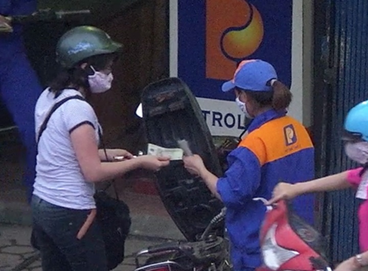 Hanoi petrol stations’ fraudulent sales exposed - 1
