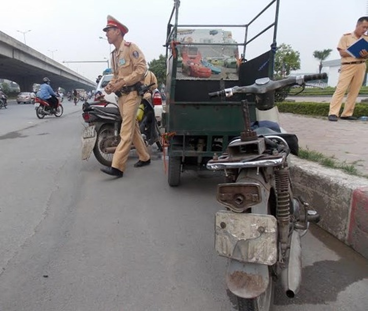 Hanoi police crack down on substandard motorbikes, three-wheelers - 3