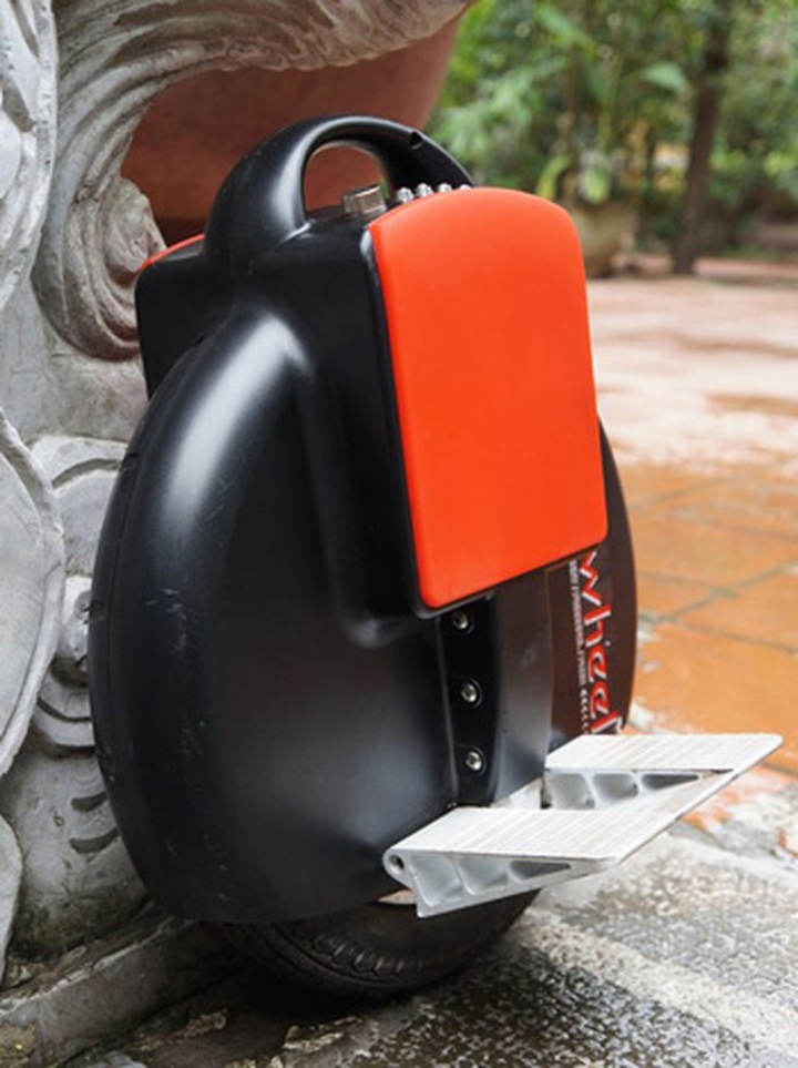 World’s tiniest electric unicycle on sale in Vietnam - 1