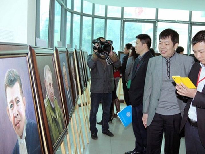 Paintings of Vietnam's international friends on display - 1