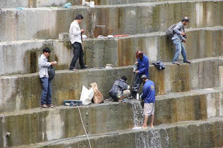 EVN required to hire foreign contractors to fix leaking dam - 1