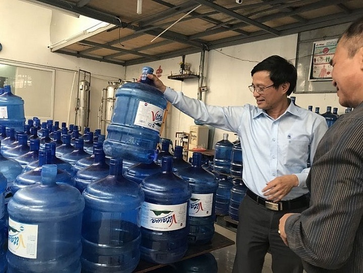 Hanoi crackdown on unhygienic bottled water facilities - 1 Hanoi crackdown on unhygienic bottled water facilities - 1