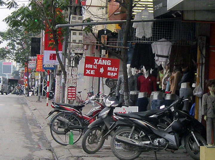 Illegal petrol stands in Hanoi flout ban - 1 Illegal petrol stands in Hanoi flout ban - 1