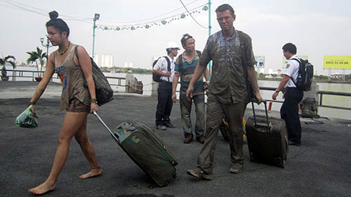 Many foreigners survive Saigon hydrofoil fire - 3