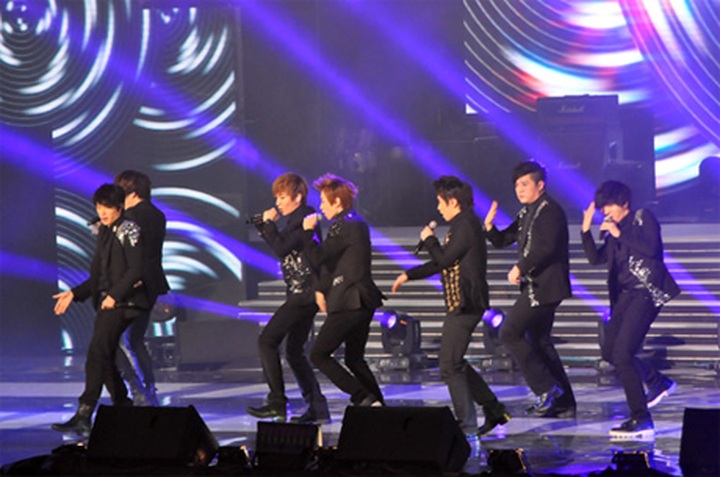 Korean stars play for adoring Vietnamese fans - 5