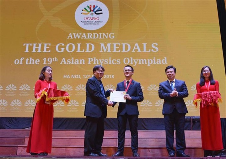 School student lives his passion for physics - 1