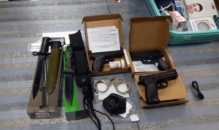 Male passenger caught with weapons at Tân Sơn Nhất Airport - 1 Male passenger caught with weapons at Tân Sơn Nhất Airport - 1