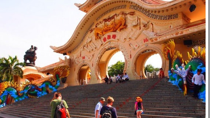 Entertainment centres hope to attract Tet visitors - 1