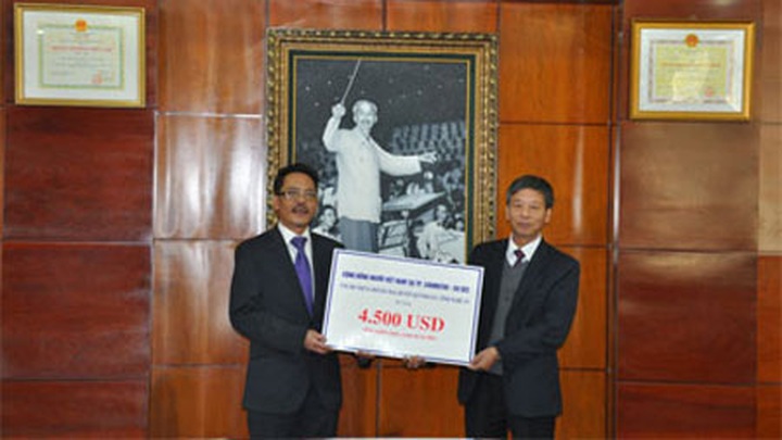 Vietnamese abroad support flood victims at home - 1 Vietnamese abroad support flood victims at home - 1