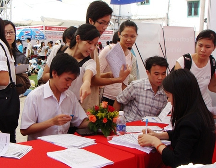 Postgrads take up manual labour their hometowns - 1