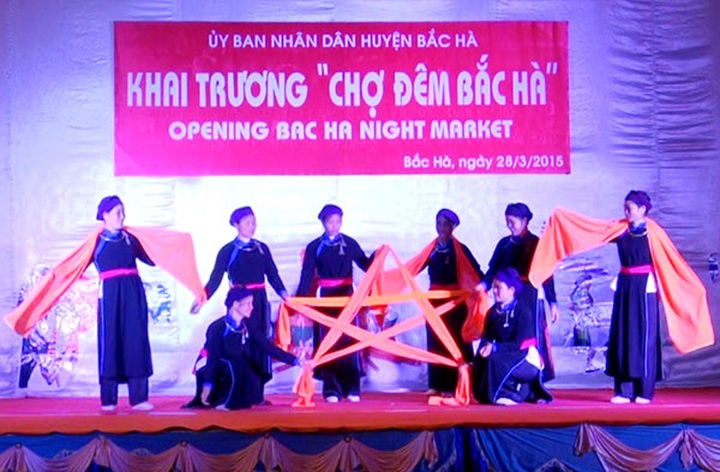 Bac Ha opens night market - 1