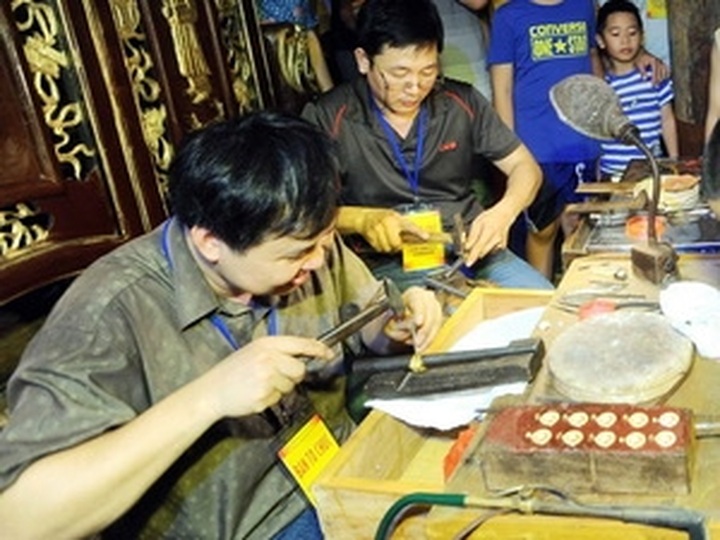 Jewellry craft festival opens in Hanoi Old Quarter - 1