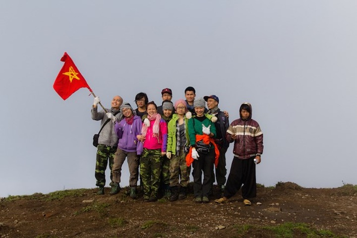 Watching cloud from top of Vietnam’s highest mountain - 14