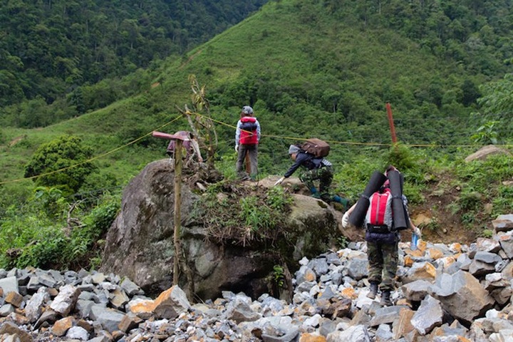 Watching cloud from top of Vietnam’s highest mountain - 3