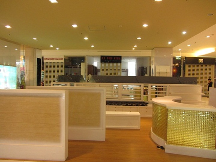 Luxury shops feel economic bite - 1