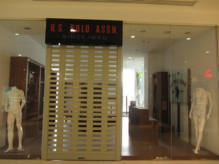 Luxury shops feel economic bite - 3