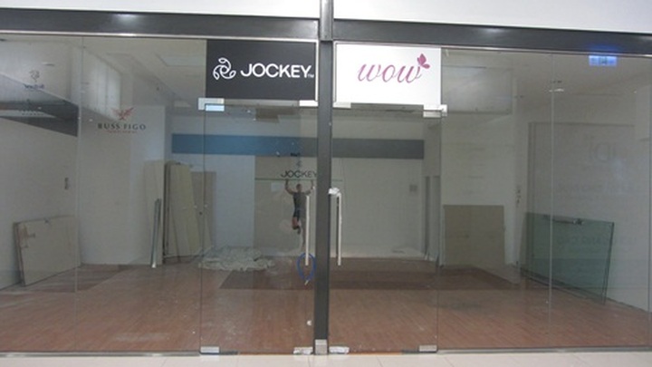 Luxury shops feel economic bite - 7