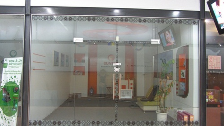 Luxury shops feel economic bite - 8