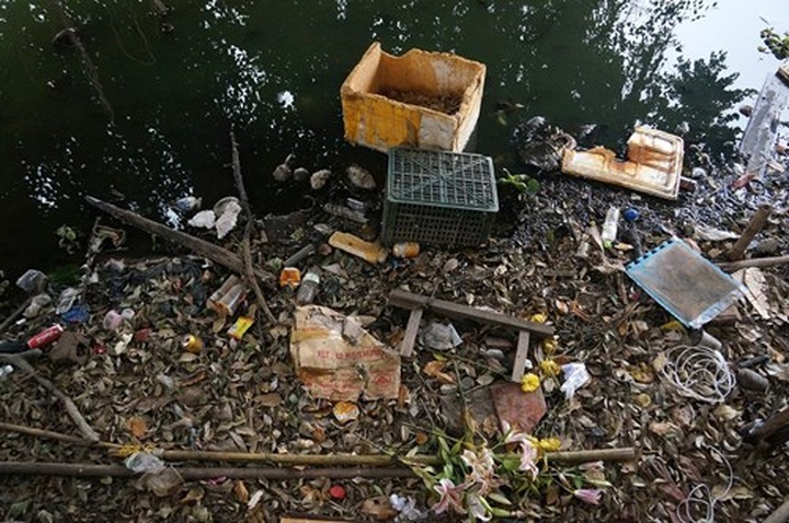 West Lake covered with rubbish after floating restaurants dismantled - 5