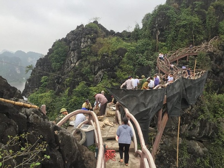 Huge illegal walkway in Trang An removed - 6