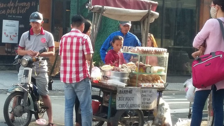 HCM City promotes food safety stickers - 1