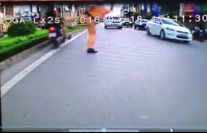 Hanoi policeman suspended for viral kung-fu motorbike stop - 1