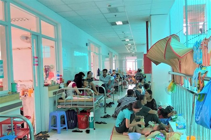 Can Tho Hospital overloaded with hand, foot, mouth patients - 1