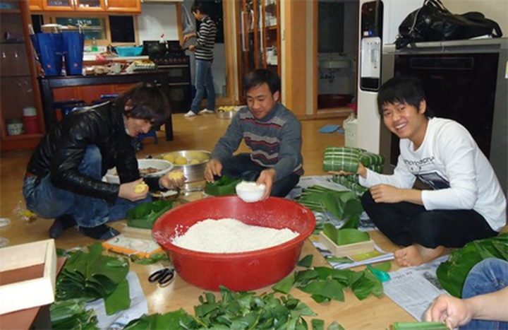 Vietnamese overseas workers have creative Tet - 1