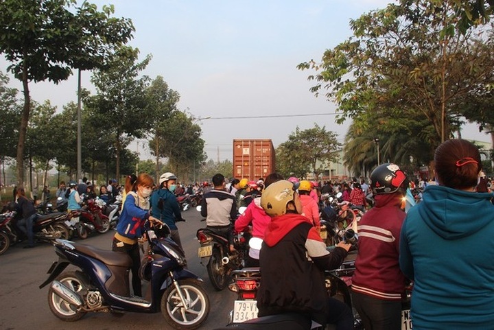 Thousands of workers abandoned by South Korean company - 1 Thousands of workers abandoned by South Korean company - 1